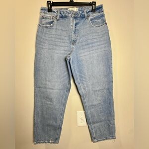 LIKE NEW - Abercrombie High Rise Mom Curve Love Jeans - Size 30 Short